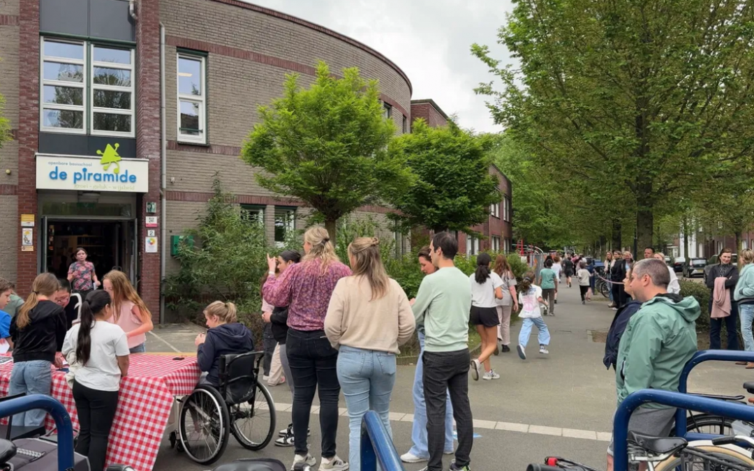 Rennend door de school bij obs De Piramide